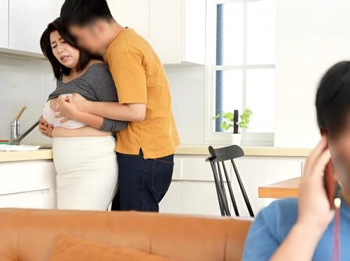 Mẹ kế đang nấu ăn thì bị con trai sờ ngực và cái kết