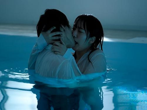 Mắc kẹt ở hồ bơi với em lớp trưởng